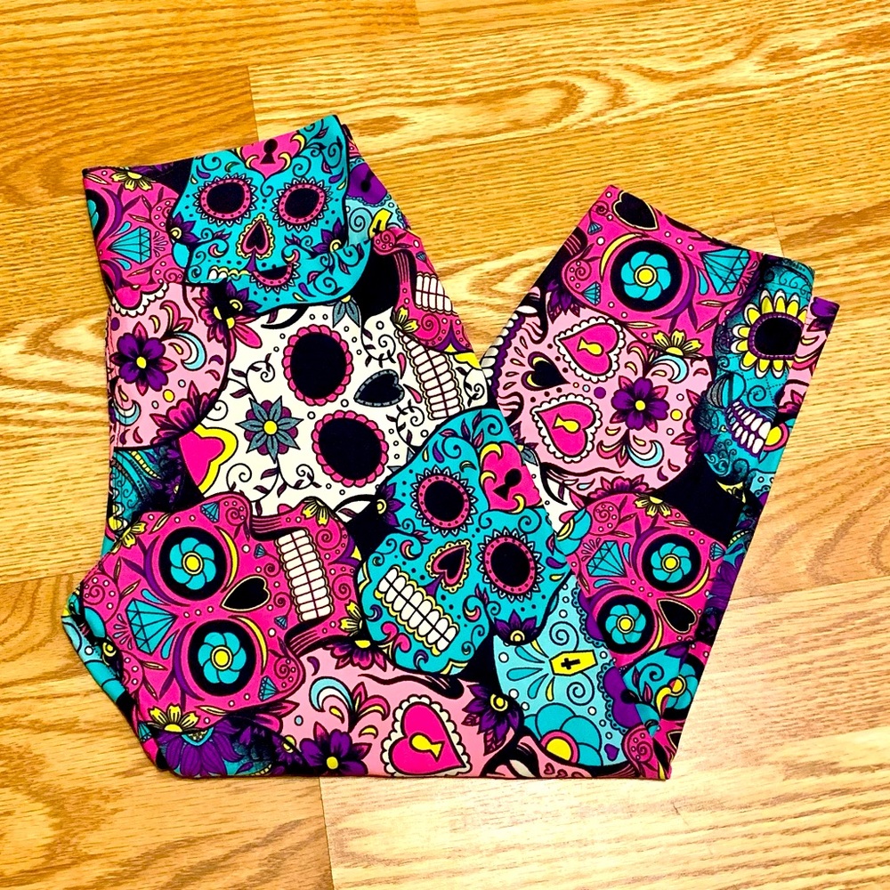 Kast Fitness Sugar Skull Pink Capris Medium